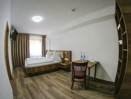 Look Hotel & Rooms ไครล์สไฮม์ ภายนอก รูปภาพ